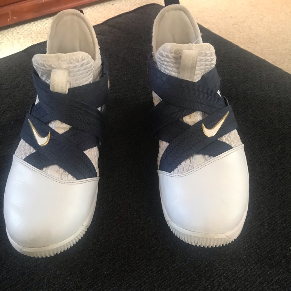 Lebron James sneakers sz 7